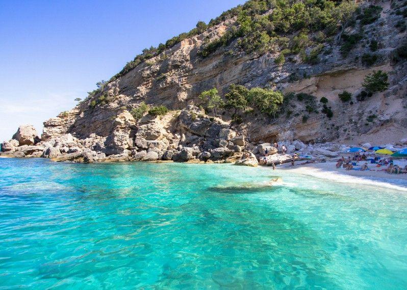 Cala Mariolu, una delle spiagge del Golfo di Orosei, Sardegna. 
©D.Bond/Shutterstock
