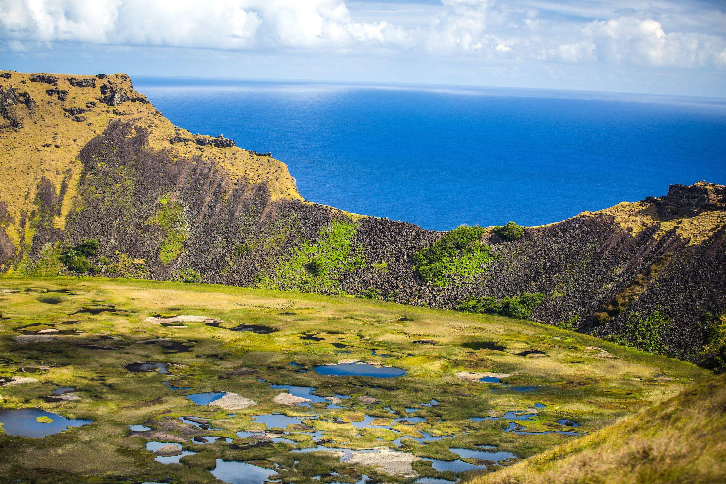il lago vulcanico Rano Kau ©Skreidzeleu/Shutterstock
