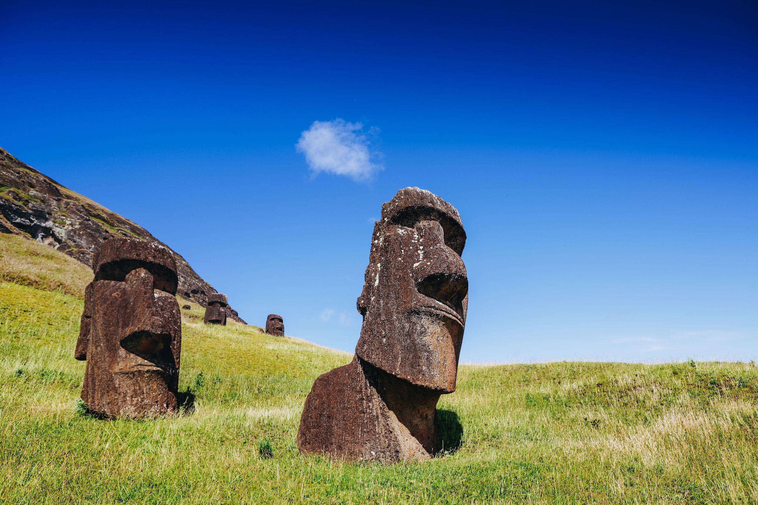 Moai sul vulcnao Rano Raraku ©Olga Danylenko/Shutterstock