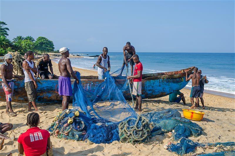 Le spiagge offrono una pittoresca panoramica della vita quotidiana degli abitanti della Liberia © Fabian Plock / Getty Images