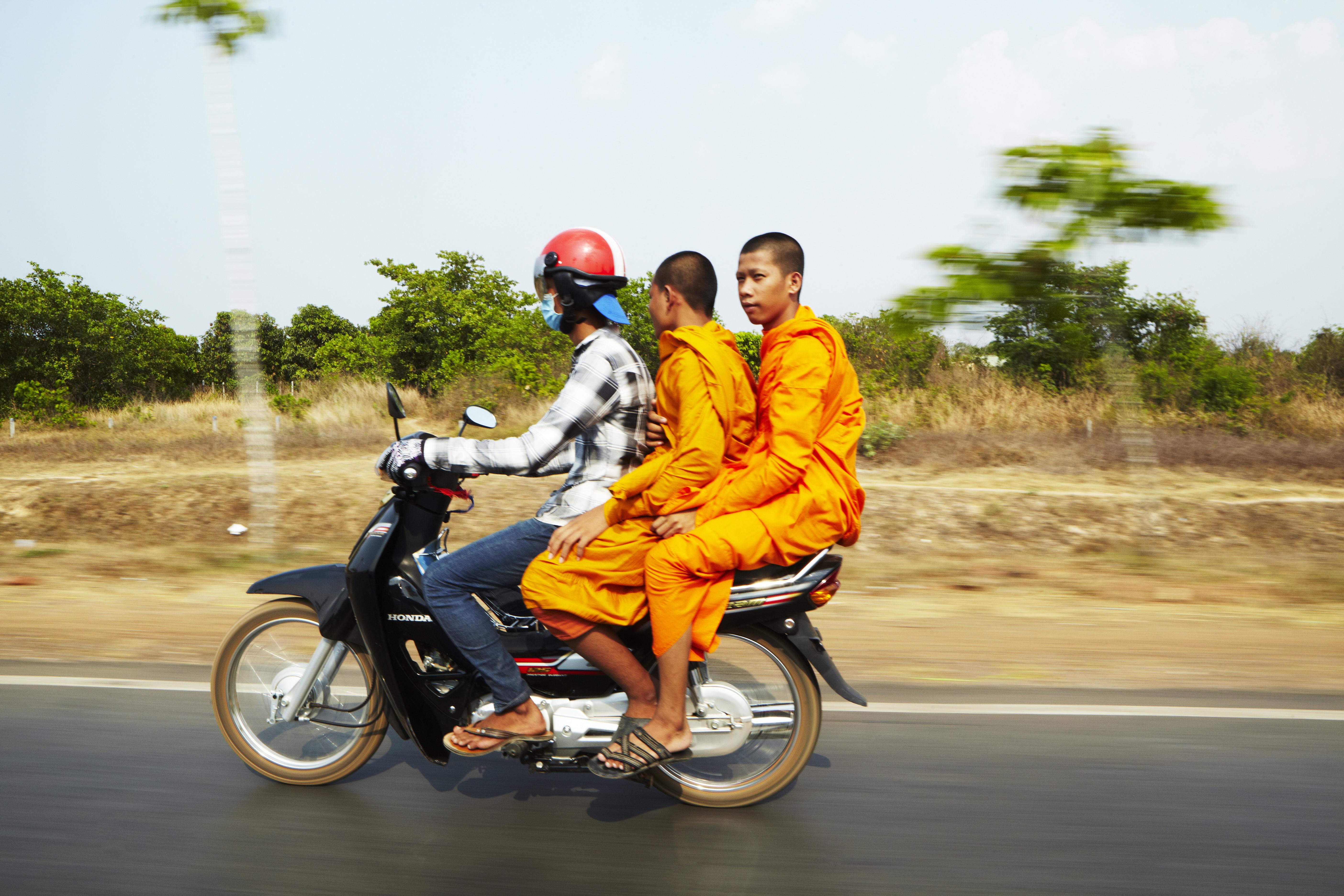 Viaggiare in Cambogia in moto o scooter permette di esplorare luoghi e villaggi che pochi turisti raggiungono © Mark Read / Lonely Planet