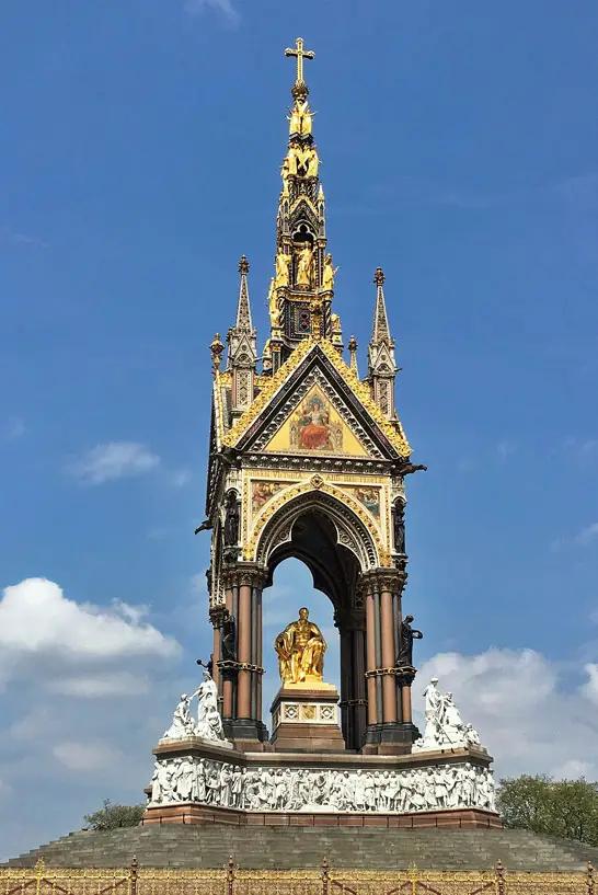 the famous memorial looks stunning with its golden aplications