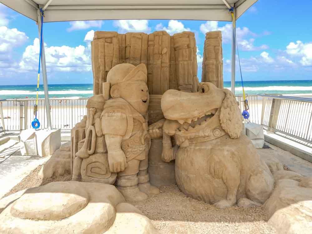 Sculpture de sable sur le front de mer du paradis des surfeurs